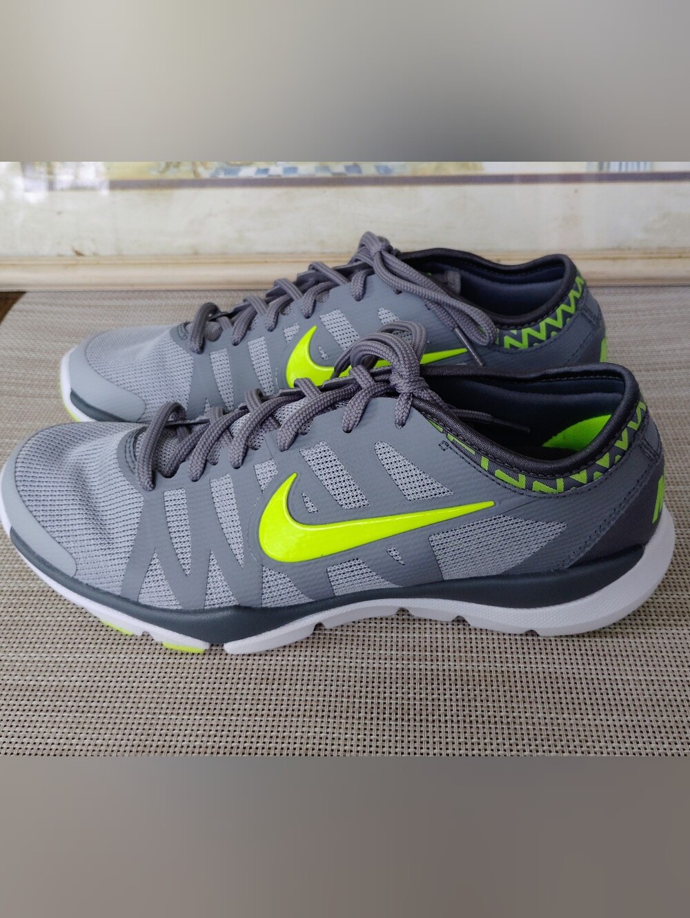 Women's Nike "Flex Supreme TR 3" Grey Mesh/Green Cross-Training Shoes. Size 8.